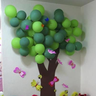 mural árbol con globos